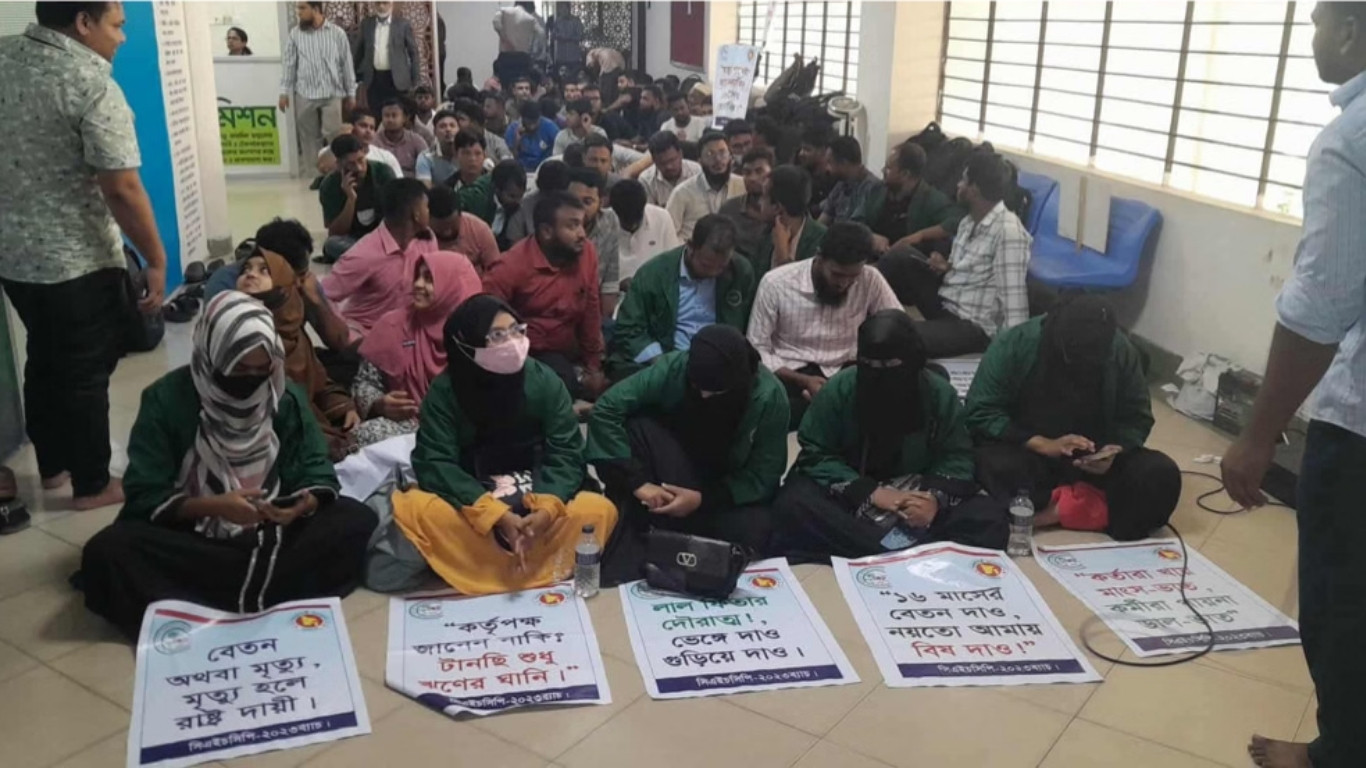 Community health workers continue protest over 16 months’ unpaid wages