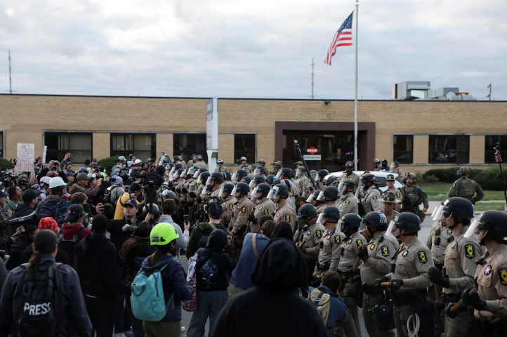 Federal judge in Chicago orders clean toilets, access to lawyers for immigration detainees