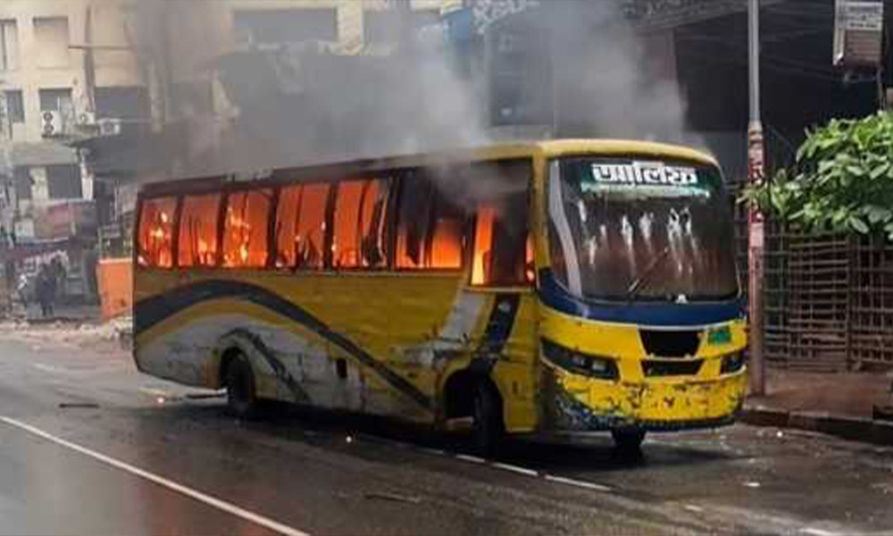 Miscreants stop bus in Sewrapara, open fire and set ablaze
