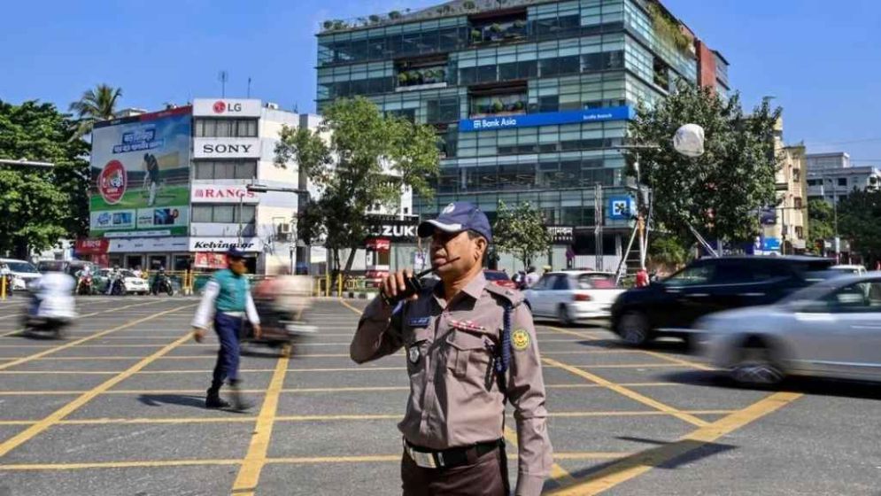 Bangladesh police hope new uniform repairs broken image