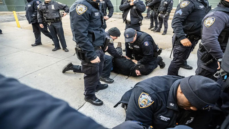 Clashes between ICE opponents and police in New York