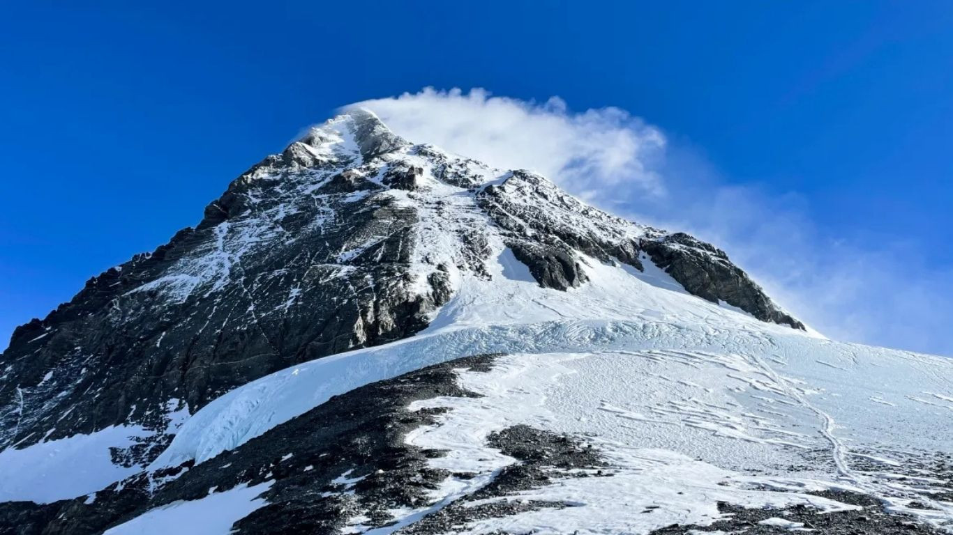 Nearly 1,000 people trapped on Mount Everest slopes