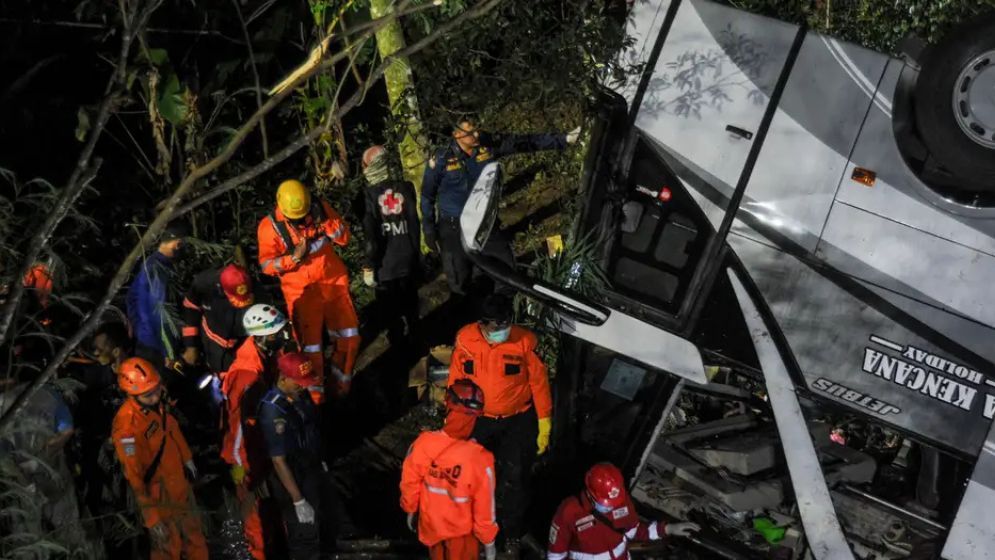 16 killed in Indonesia bus crash