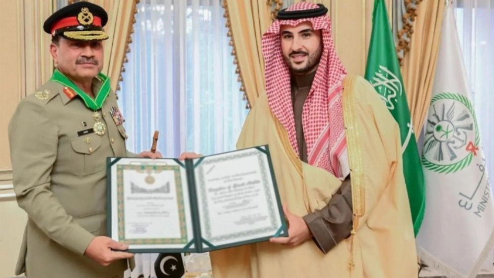 Saudi Defense Minister awards Pakistan Army Chief King Abdulaziz Medal