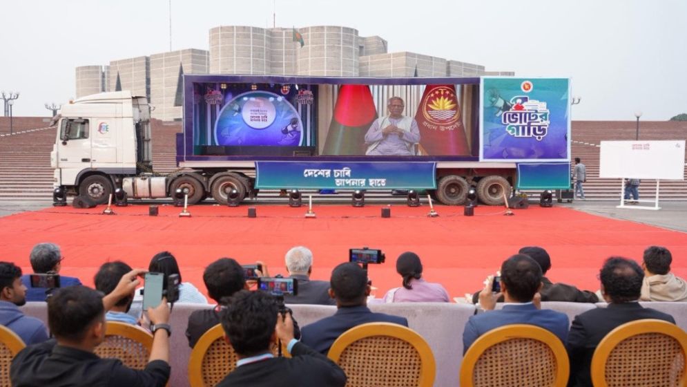 Govt launches 'super caravans' to raise awareness about election, referendum