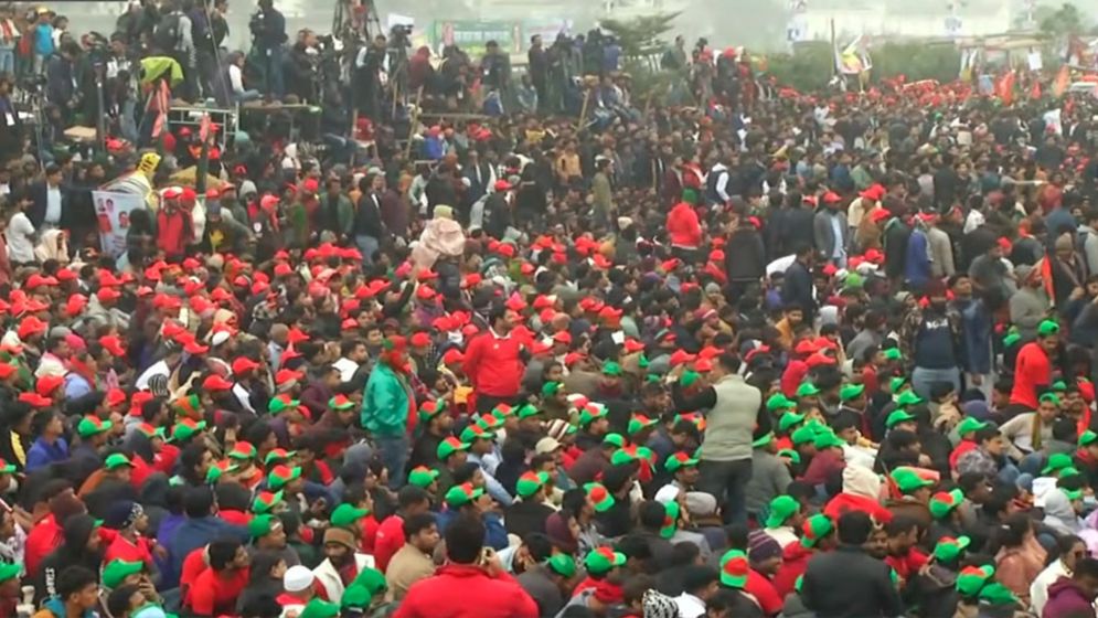 300 Feet area turns into ‘sea of people’