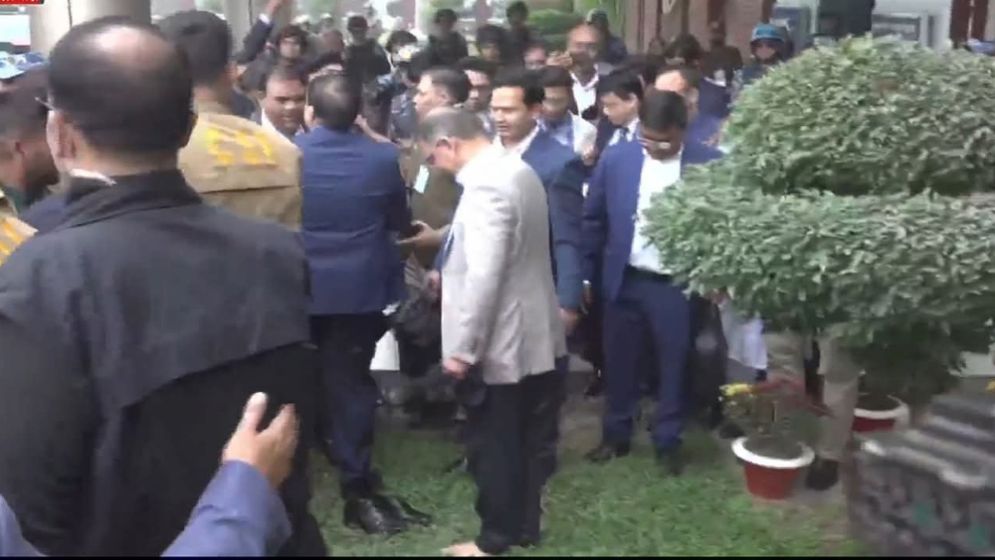 Tarique Rahman touches homeland soil barefoot