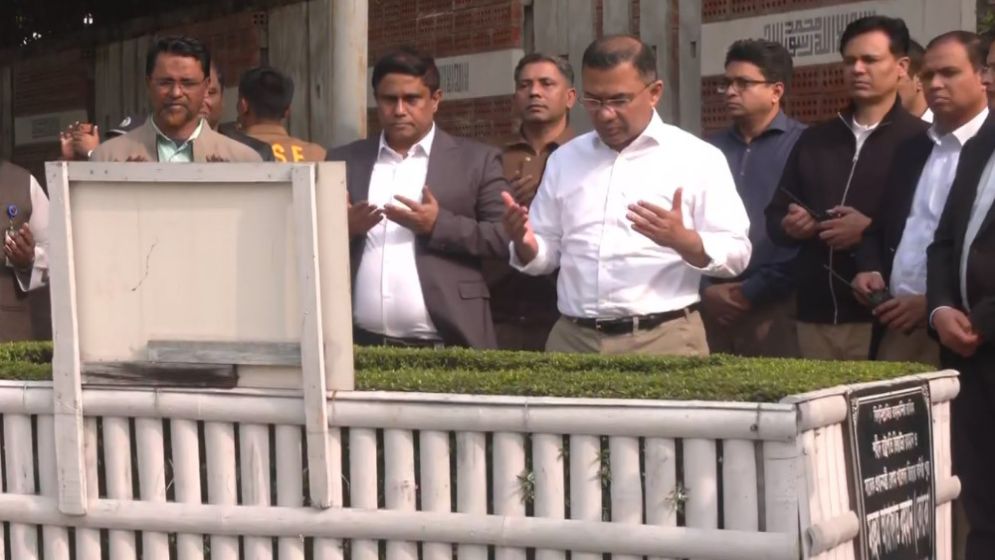 Tarique visits grave of younger brother Arafat