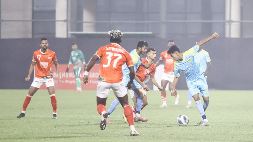 Abahani snatch point, title race heats up