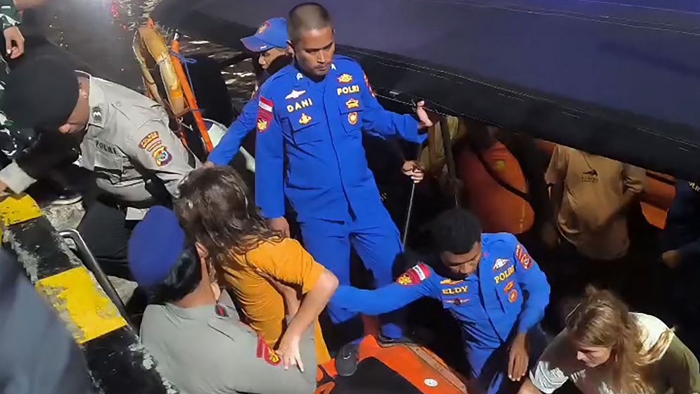 Four missing after Indonesia tourist boat sinks