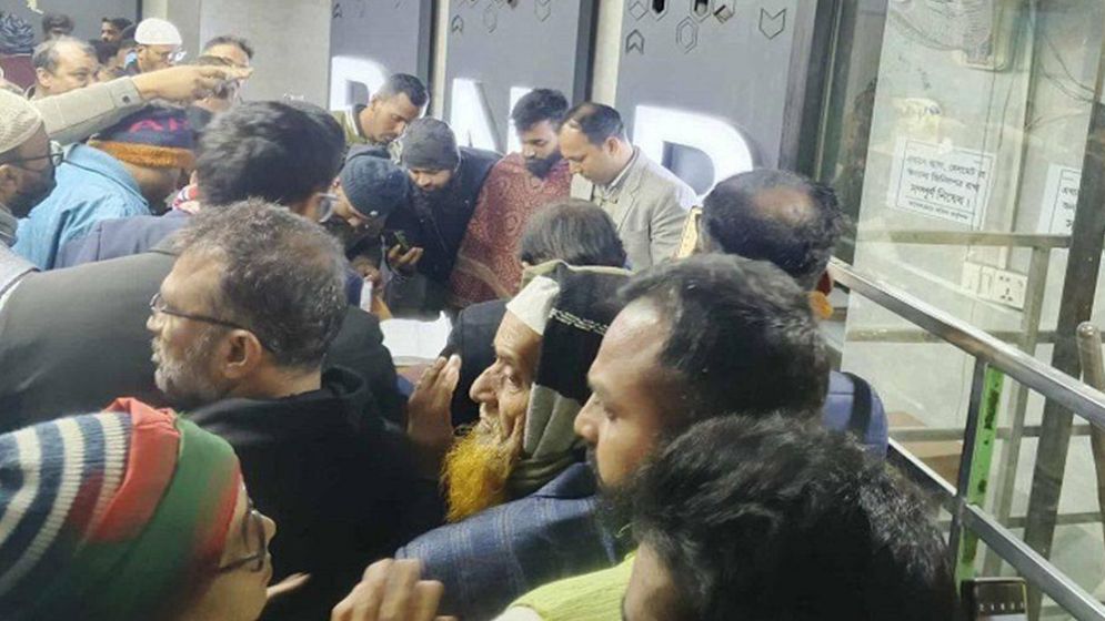 BNP supporters flock to Dhaka ahead of Khaleda Zia’s janaza