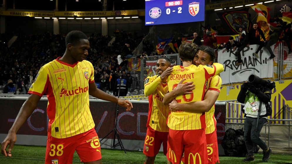Lens move four points clear of PSG at top of Ligue 1
