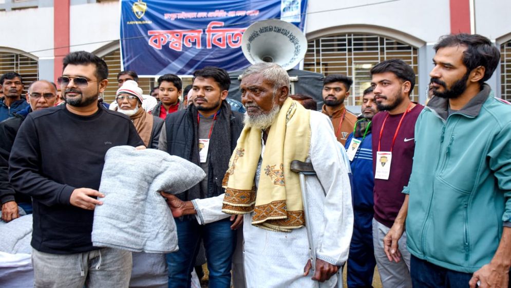 SBG, Rangpur Riders stand beside cold-hit people in Gaibandha