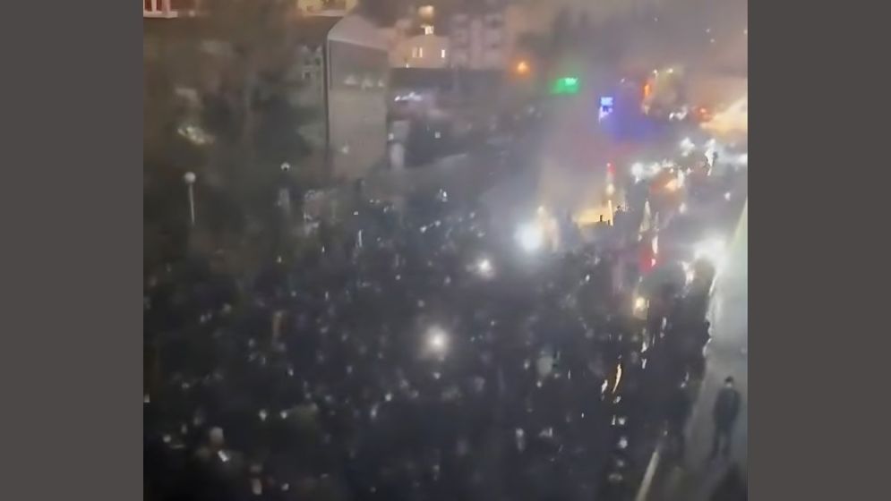 Iran's Guards declare 'red line' on security as Tehran seeks to quell unrest