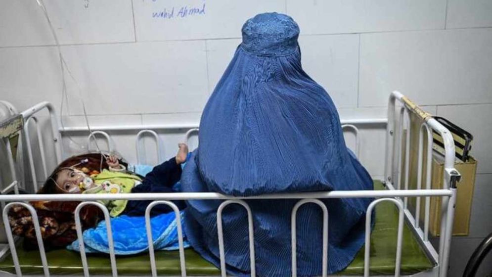 Afghan mothers seek hospital help for malnourished children