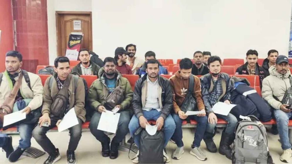 35 sacked Bangladeshi workers return home from Russia