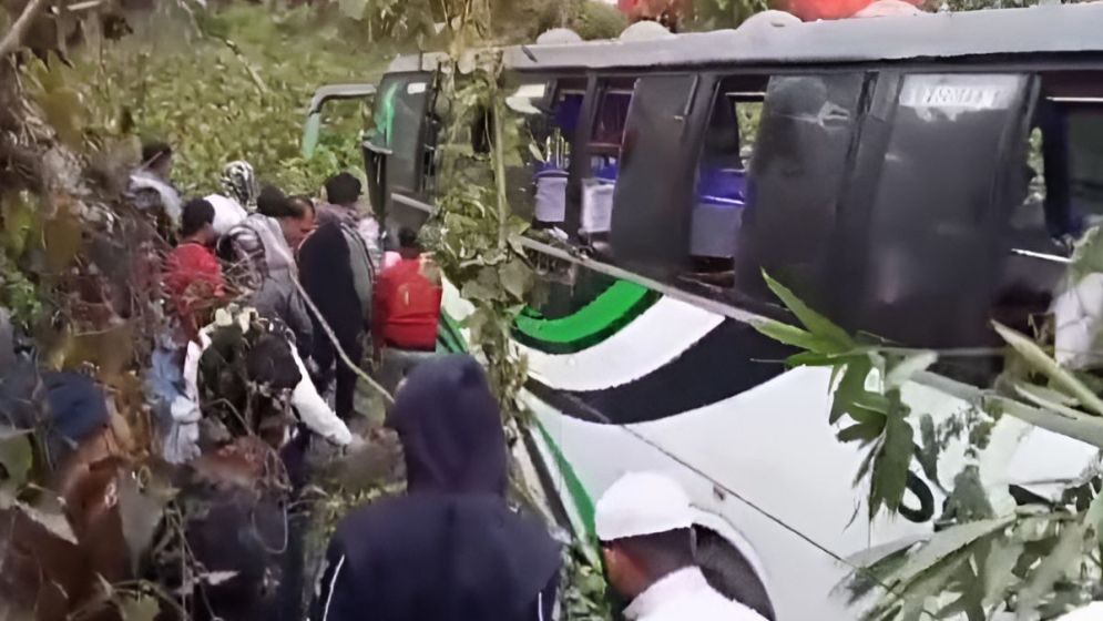 Six killed as bus, autorickshaw collide head-on in Madaripur