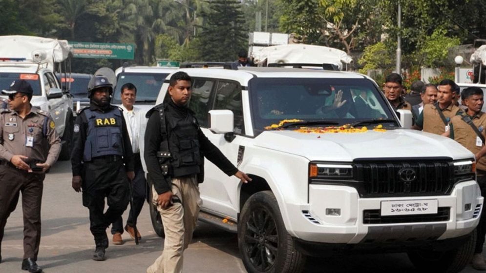 Motorcyclist pastes envelope on Tarique Rahman’s car, flees