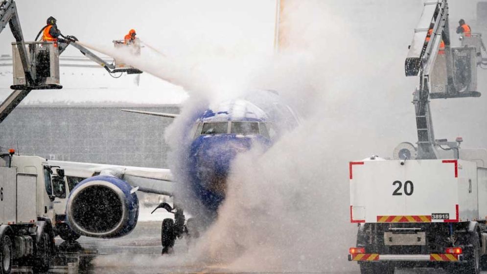 US storm leaves 160,000 without power, forces thousands of flight cancellations