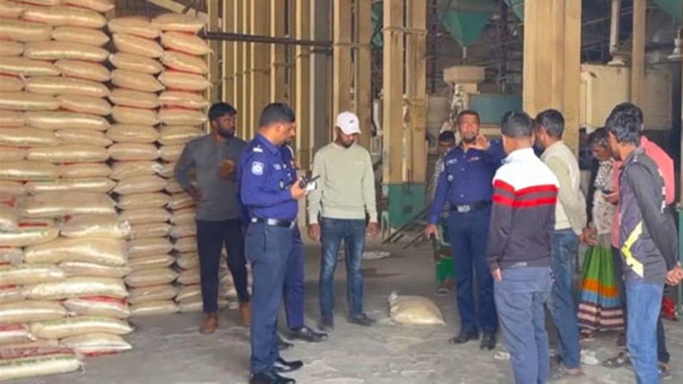 633 sacks of rice looted after tying up rice mill guard