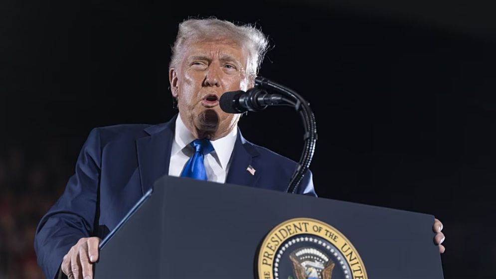 Dollar struggles to recover from losses after Trump comments