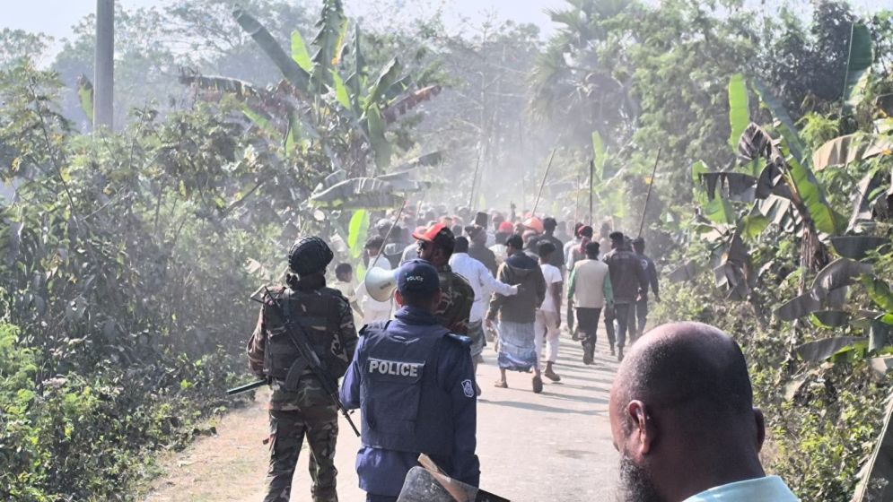 Clash leaves 20 injured in Faridpur , houses torched