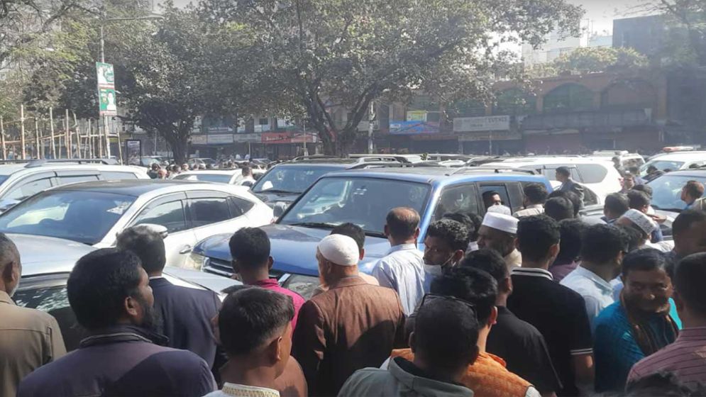 Newly-elected lawmakers arrive at Parliament for oath ceremony
