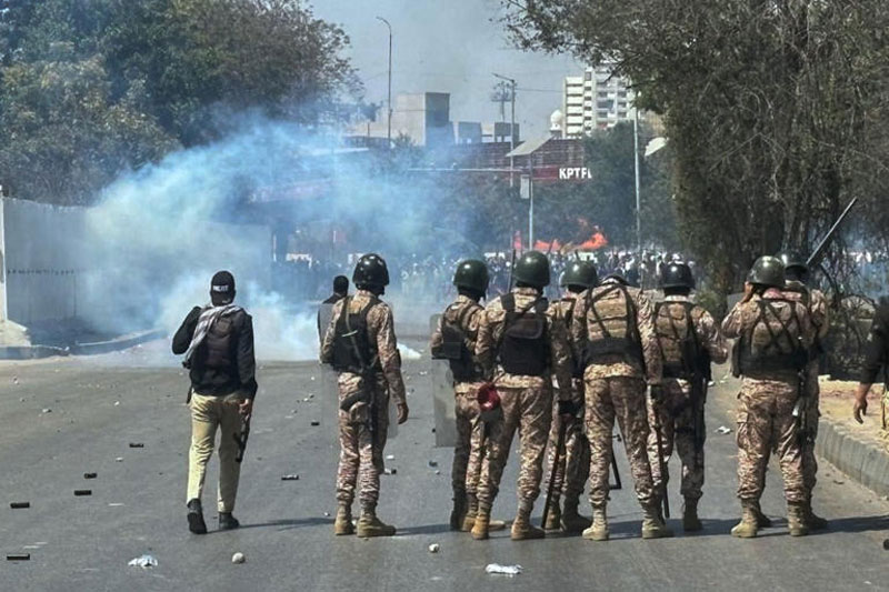 22 killed and 120 wounded as protesters try to storm US consulate in Pakistan