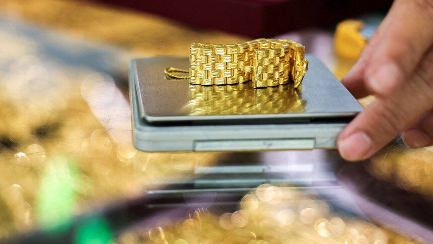 Gold pares gains after brief run above $4,000/oz on Trump's China tariff warning
