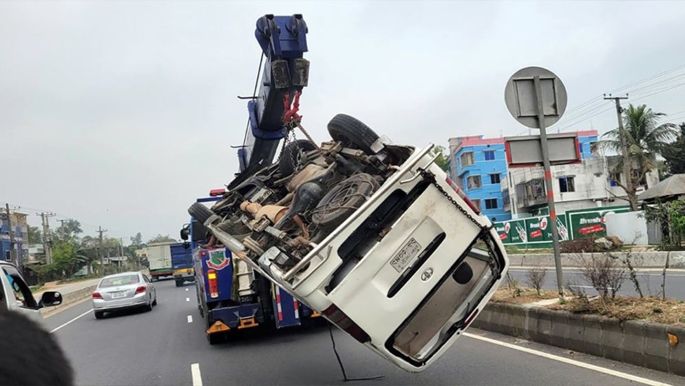 Three dead, nine hurt as microbus slams into road divider in Bogura