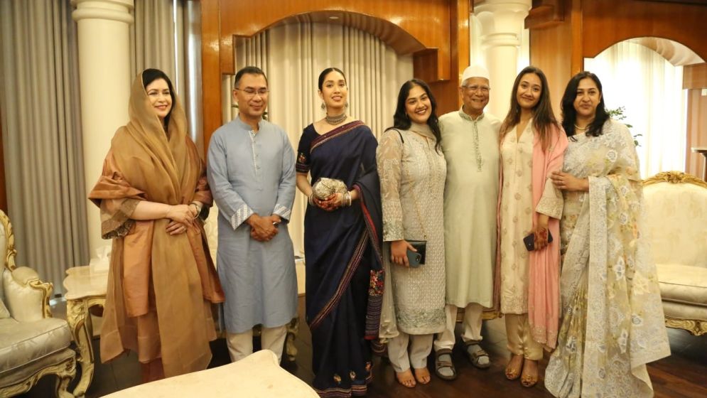 PM celebrates Eid with family after visiting parents’ graves