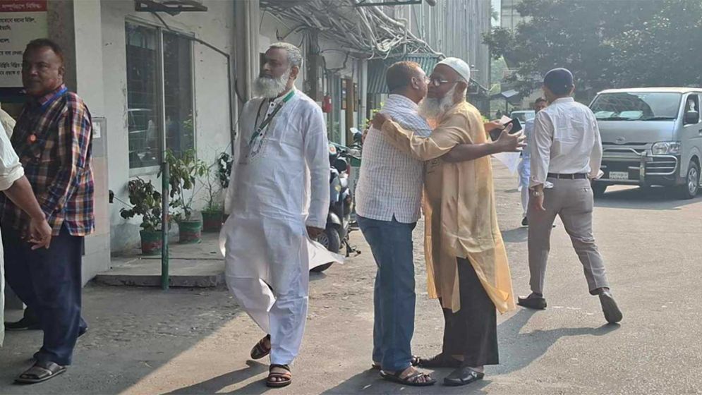 Secretariat springs back to life after 7-day Eid break