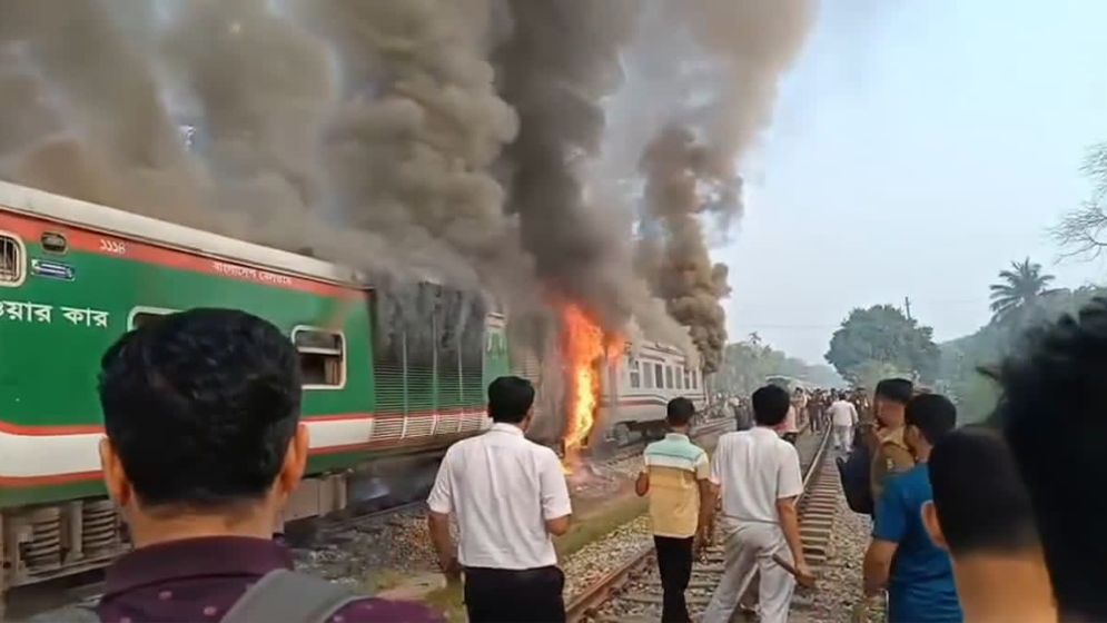 Fire breaks out on Dhaka-bound Chattala Express in Sitakunda