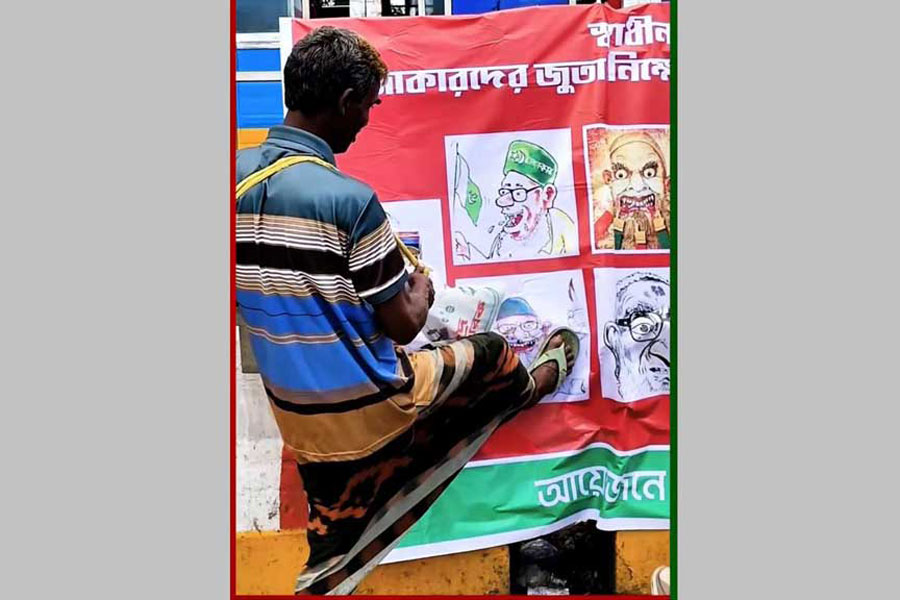 Shoes hurled at Razakar, Pakistani army caricatures in symbolic savar protest