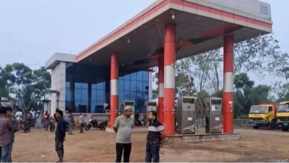 Filling station manager run over after fuel dispute in Narail