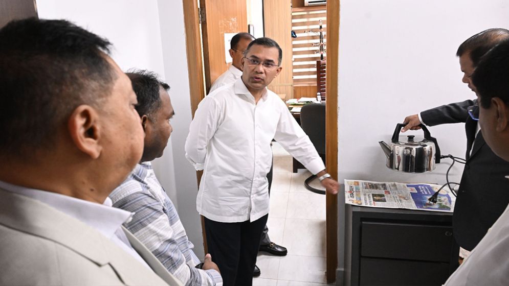 PM visits different ministries at secretariat