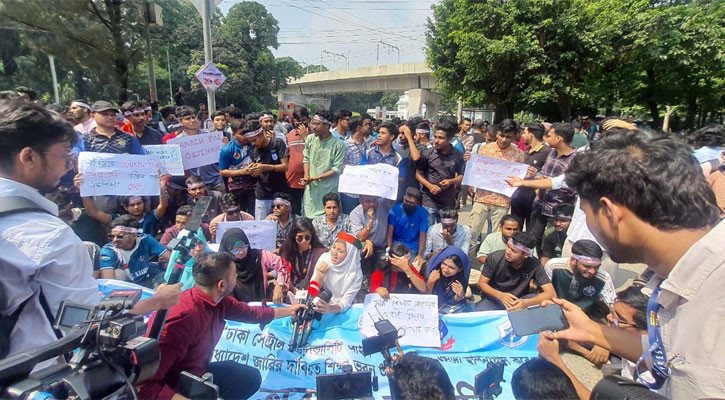 Students from 7 colleges launch sit-in in front of Shikkha Bhaban