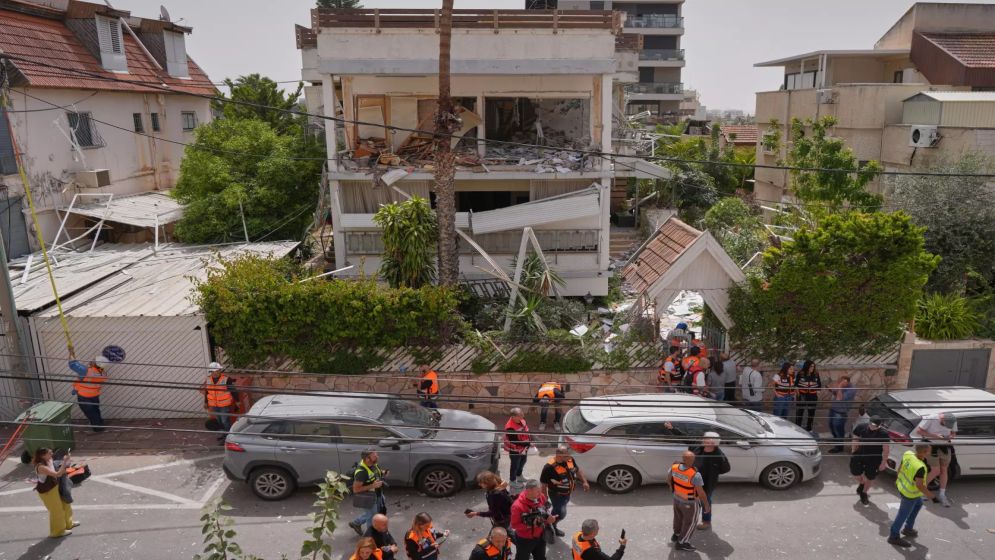 Iran Hits Israel and Kuwait as Trump’s Deadline Triggers Escalation