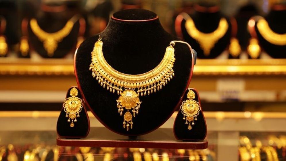 Gold price falls by Tk 4,432 per bhori