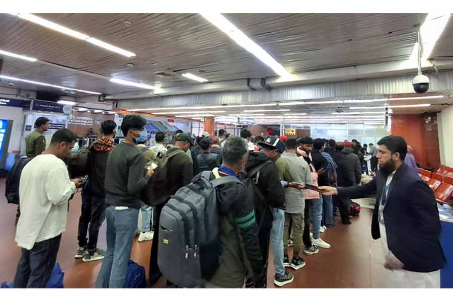174 Bangladeshis Return Home from Libya