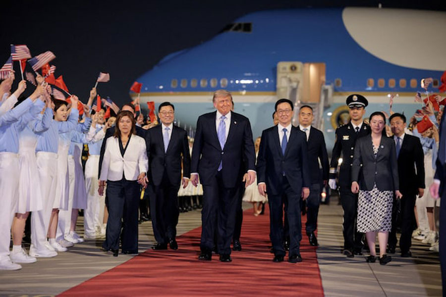 Trump Arrives in China Ahead of Talks with Xi Jinping