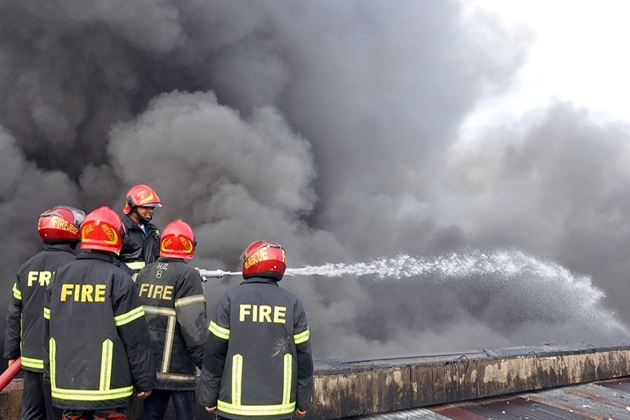 Four Hurt in Blaze at Dhaka Mall