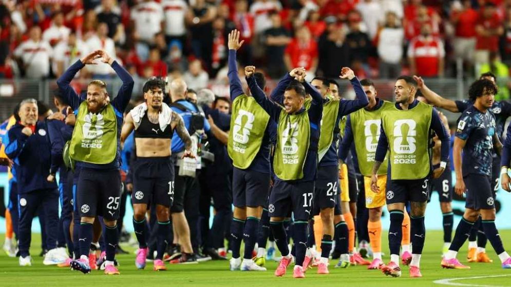 Ten-man Paraguay stun Turkey to stay in World Cup contention