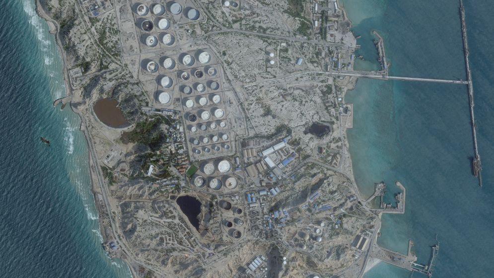 US Eases Oil Sanctions on Iran, Signals Return of Nuclear Inspectors