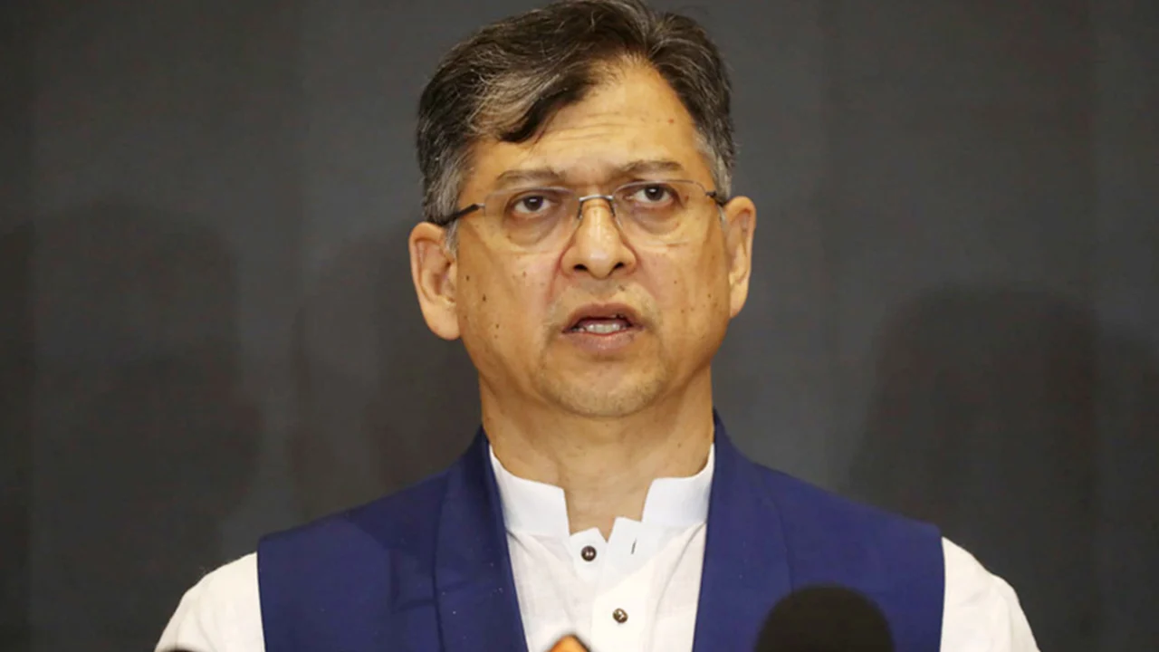 AL Not Allowed Back into Politics as Trial Nears