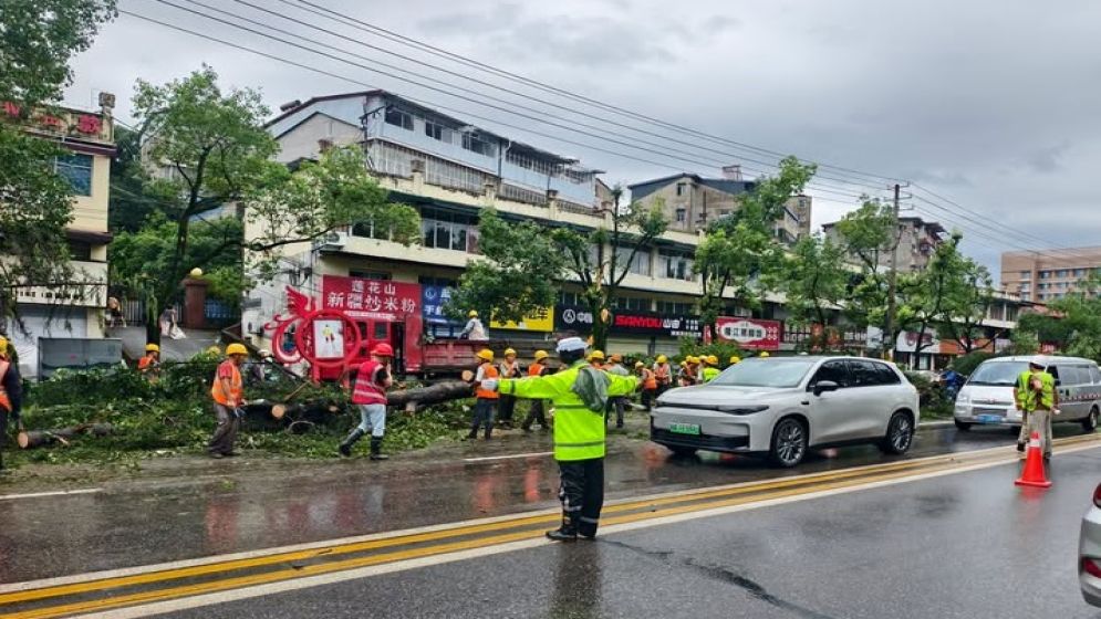15 Killed, Hundreds Injured in Devastating China Storms