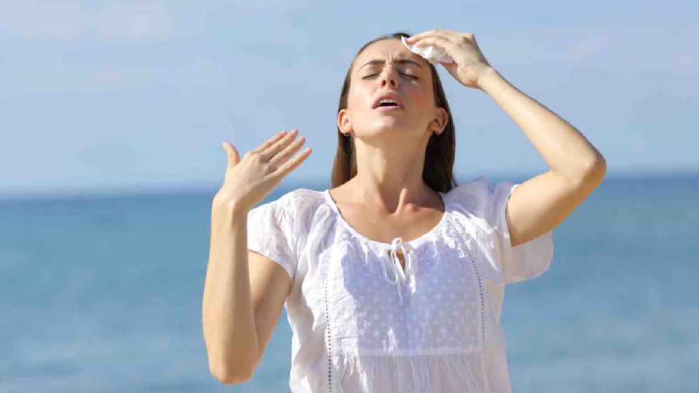 Why are women at greater health risk than men in severe heatwaves?