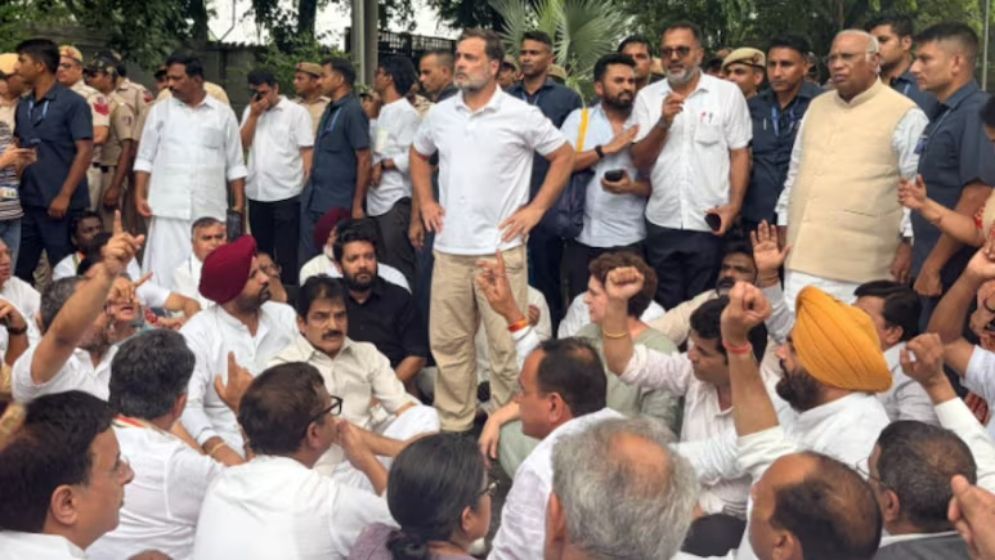 Rahul and Priyanka Gandhi lead demonstration near PM Modi’s residence
