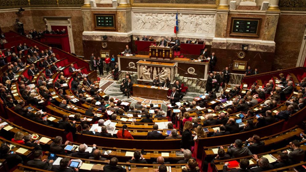 Social media ban for minors: France takes first step in EU