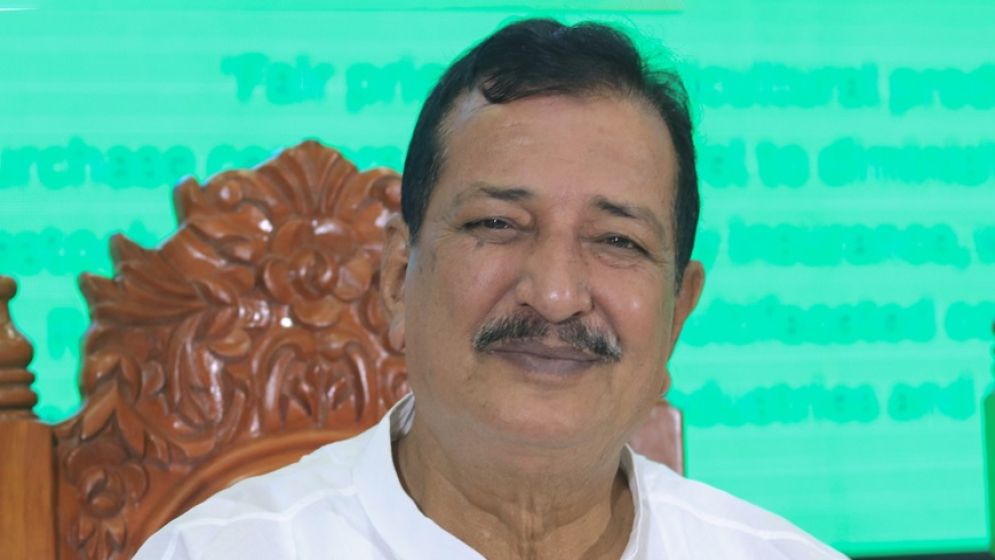 Land Minister Chooses Not to Use Police Protection